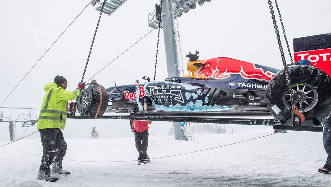 Una monoposto di F1 pu girare sulla neve? S, se a organizzare il tutto  la Red Bull. Il team di Milton Keynes si  inventato l&#39;impresa sulle piste imbiancate di Kitzbhel, in Austria: dopo i preparativi per trasportare la monoposto in altura,  toccato a Max Verstappen compiere la 
